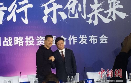 乐视和融创战略投资暨合作发布会现场贾跃亭和孙宏斌亮相合影。 程春雨 摄