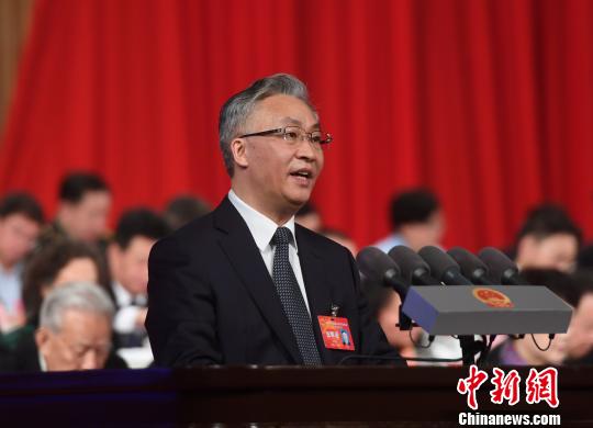 图为重庆市代理市长张国清作政府工作报告。　陈超 摄