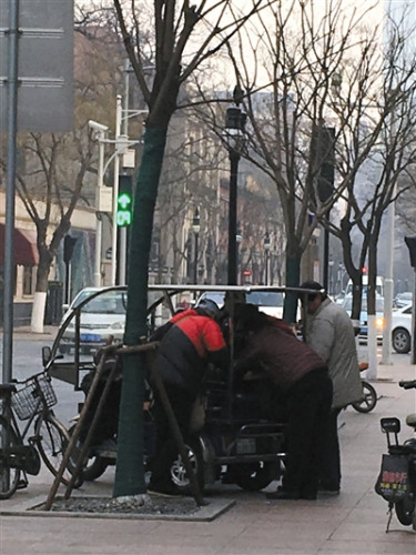 　1月11日，倒汇者们聚集在天津解放北路中国银行门口，一边打牌，一边等待生意。