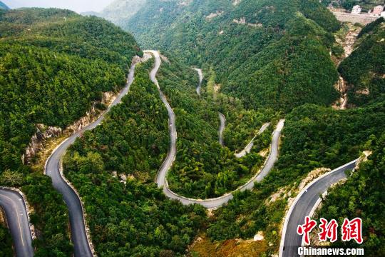 图为浙江台州山区农村公路风采。　徐志君 摄