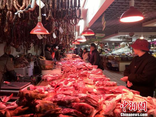 图为市民挑选肉类食品。　孙睿 摄