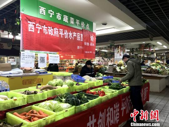 图为市民挑选新鲜蔬菜。　孙睿 摄