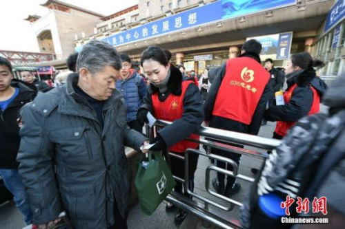 无处不在的自助取票机、快速进站、升级后的036母婴候车室等，这些新举措也为带孩子和老人同行的旅客出行提供了很大便利。中新网记者 金硕 摄