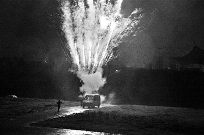 商家对订购的花炮品种进行试放检验