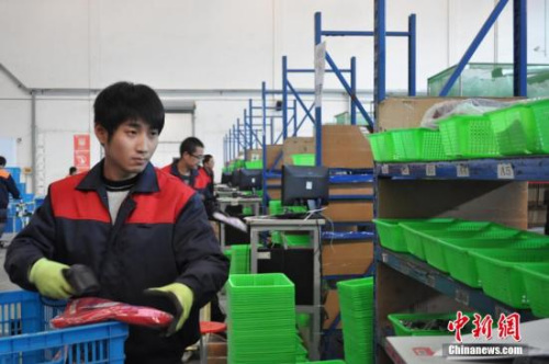 资料图：“零距离”解密移动电商发展之路，现场感受电商“双12”真实的工作状态。孙权 摄