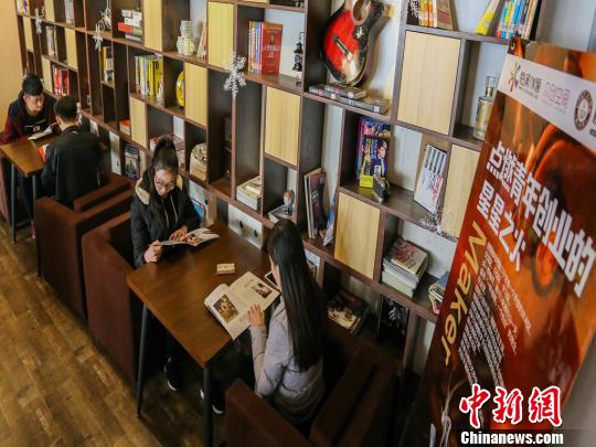 创领咖啡吧里，咖啡是佐料，创客是主菜。　赵泉 摄