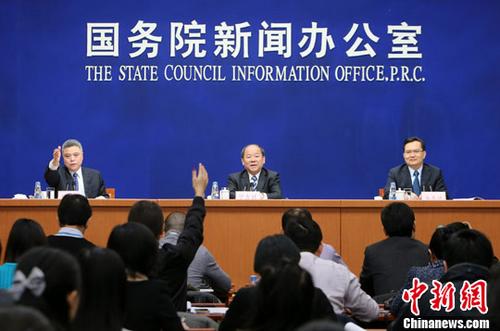 1月20日，国务院新闻办公室举行新闻发布会，国家发展改革委副主任兼国家统计局局长宁吉喆，国家统计局新闻发言人、国民经济综合统计司司长盛来运介绍2016年国民经济运行情况，并答记者问。中新社记者 杨可佳 摄