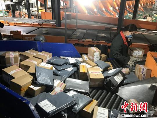 长沙邮区中心局的工作人员正在分拣包裹。　唐小晴 摄