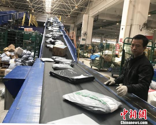 长沙邮区中心局的工作人员正在有序分拣包裹。　唐小晴 摄