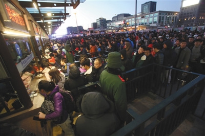 1月19日，北京站，乘客在验票口排队进站。当日该站发送旅客约为14万人次。新京报记者 王贵彬 摄