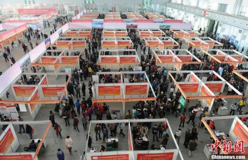 资料图。招聘会现场。中新社发 刘长山 摄