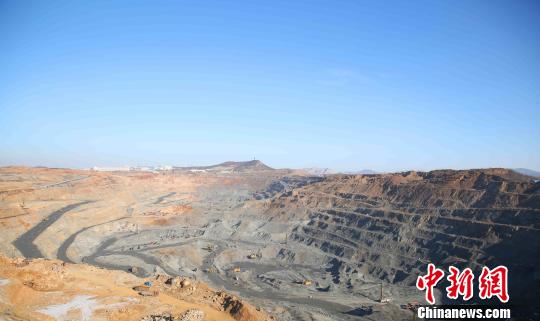 司家营铁矿采矿区巨大的露天矿场。　张帆 摄