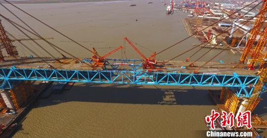 图为，长江大桥天生港专用航道桥胜利合龙 李骄阳 摄