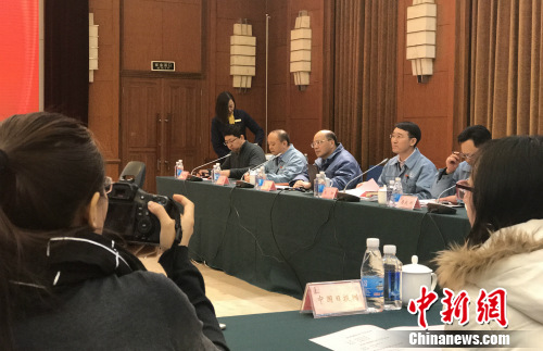 燕山石化公司副总经理焦阳介绍企业产品技术升级相关情况。