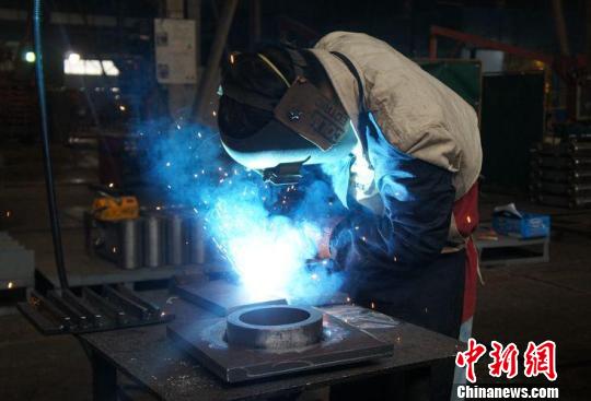 焊接人员在工作。　朱志庚 摄