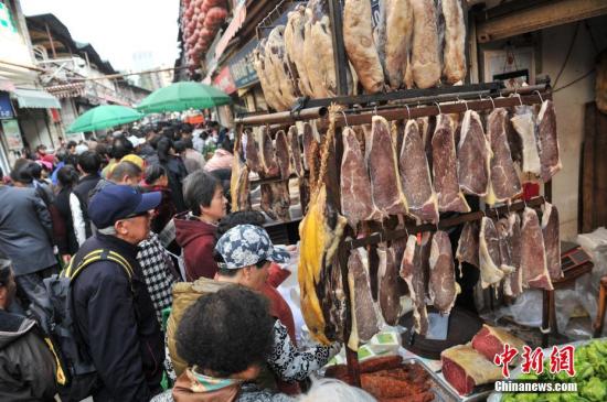 1月25日，上万昆明民众涌进昆明篆新市场，购买本地传统特色年货。中新社记者 任东 摄