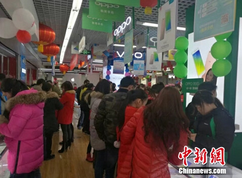 重庆国美两路双龙店手机体验区消费者抢购年货