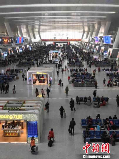 图为春运期间的杭州火车东站。　施佳秀 摄
