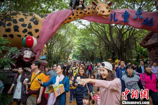 广东长隆集团31日公布，旗下在广州、珠海两大旅游度假区年初三共接待游客超30万人次，单日入园游客创下历史新高。　王华 摄