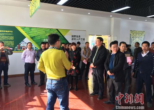 1月25日，广西玉林市博白县组织了返乡人员前往“党旗领航•电商扶贫”博白县桂果果电子商务有限公司进行参观。 中新网记者 程春雨 摄