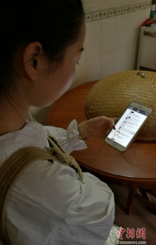 90后阿珍(化名)展示她在微信朋友圈给自己微店做的推广。 程春雨 摄