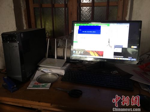 博白龙潭镇东岸村高中生谢小丽家中在网上购买到的电脑。 程春雨 摄