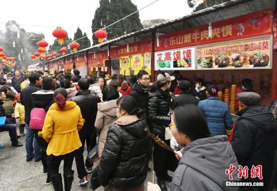 2月2日农历初六，成都武侯祠大庙会人气不减，前来参观游园的游客依旧爆棚。 安源 摄