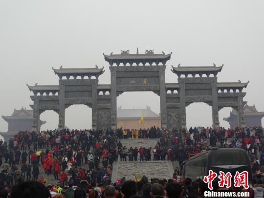 洛阳王铎故居文化庙会再现“抛绣球”。　高均海 摄