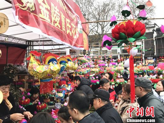 在南京的秦淮花灯街游客如织，各种生肖鸡灯“争奇斗艳”。　杨颜慈 摄