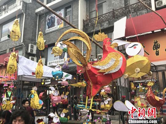 图为今年新款秦淮生肖鸡灯。　杨颜慈 摄