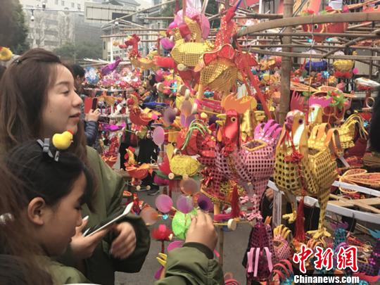 图为游客选购生肖鸡灯。　杨颜慈 摄