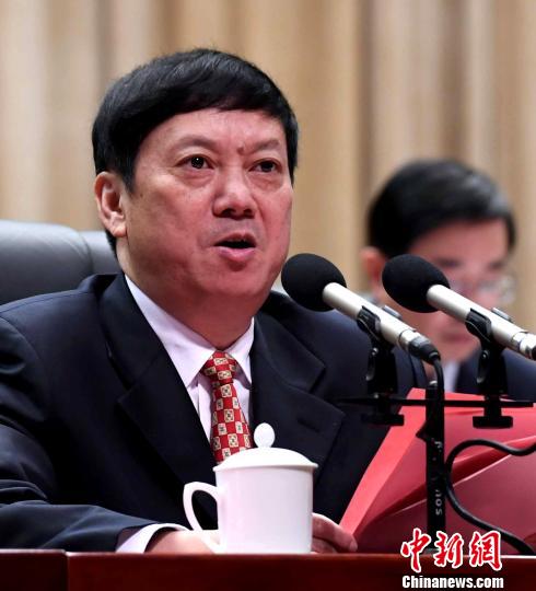 中共福州市委副书记、市长尤猛军作福州市推动新一轮经济创新发展的若干政策解读。　龙敏 摄