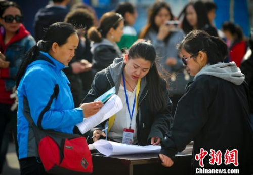 乌鲁木齐“春风行动”帮助失业人员再就业，新疆乌鲁木齐市水磨沟区举办“春风行动”专场招聘会。　刘新 摄