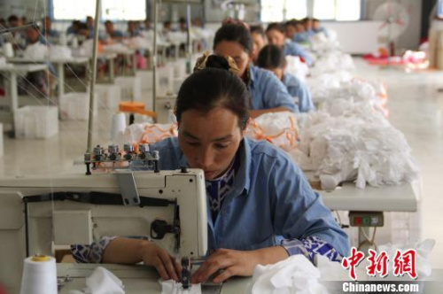 山东援疆企业把工厂办到乡村万名妇女家门口就业，图为山东援疆企业锦绣针织公司在英吉沙县芒辛乡4村开办的工厂。 朱景朝 摄