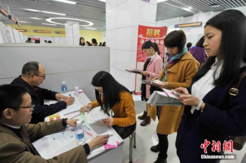 3月4日，招聘人员向女性求职者介绍岗位信息。当日，在“三八”国际劳动妇女节来临之际，由福建省、市妇联等相关单位联合举办的女性就业创业专场招聘会在福州市人才交流大厅举行，现场共为女性求职者提供2000余个就业岗位。 张斌 摄