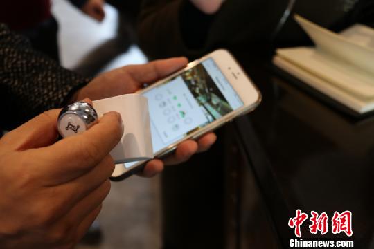 智能印章产品展示现场。　刘琼琴 摄