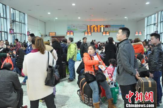 乘客在长沙火车站候车室候车。　鲁毅 摄