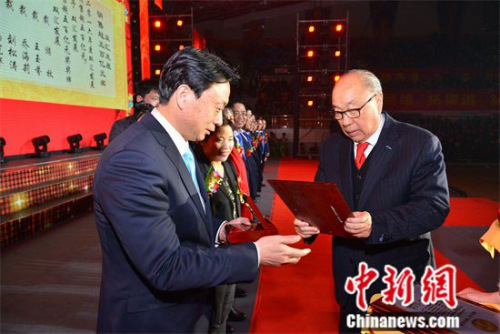 万洲国际董事局主席、双汇集团、双汇发展董事长万隆为获奖者颁奖