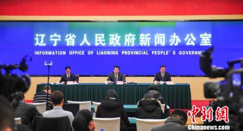 辽宁省发展和改革委员会副主任何睿2月10日在省政府新闻办发布会上表示：辽宁三条国际运输通道建设获突破性进展 于海洋 摄