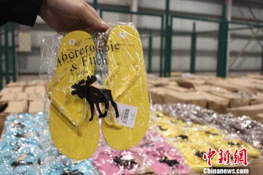 查获的侵权拖鞋。 苏彬 摄 查获的侵权拖鞋。 苏彬 摄