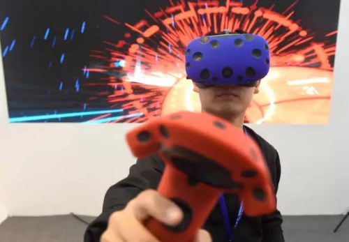 VR产品亮相2017海博会。中新社记者 侯宇 摄