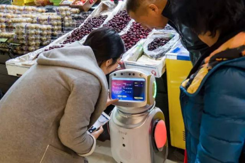 “打令小宝”机器人现身商场。中新社发 王冈 摄