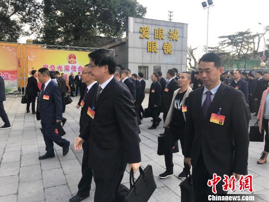 人大代表入场 奚金燕 摄