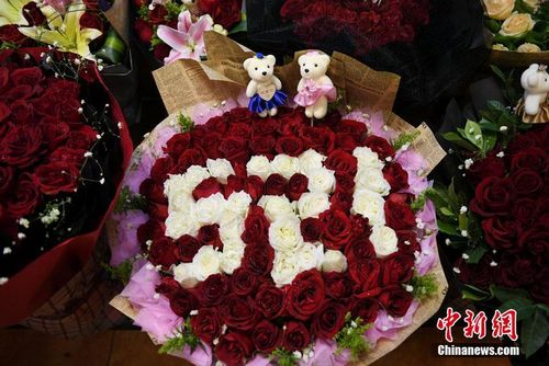 2月13日，情人节将至，在长春市销售鲜花的商家们为吸引顾客眼球，奇思妙想，香皂花、玩偶花、彩色花应有尽有，创意十足。 张瑶 摄
