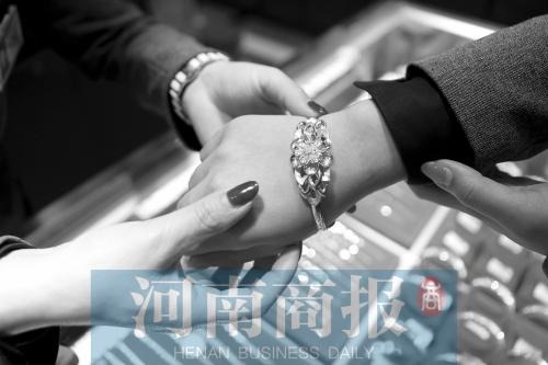 黄金一个多月大涨8% 有投资客买下58公斤左右的金条