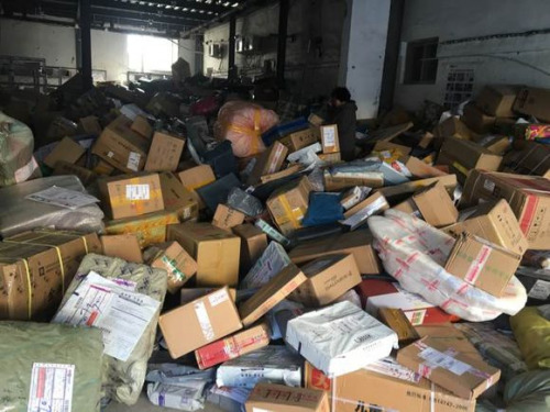 百度贴吧发贴者称其快递在圆通一站点停留半个多月，上图为发贴者附图。