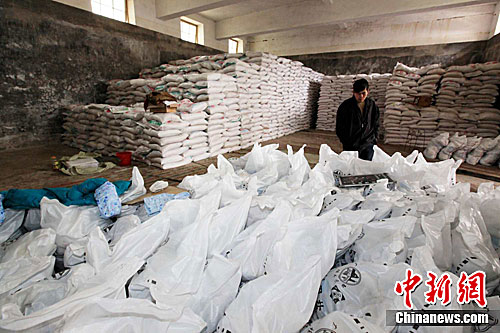 资料图：在广西融安县盐业公司仓库里，工人正在搬运食用盐。谭凯兴 摄