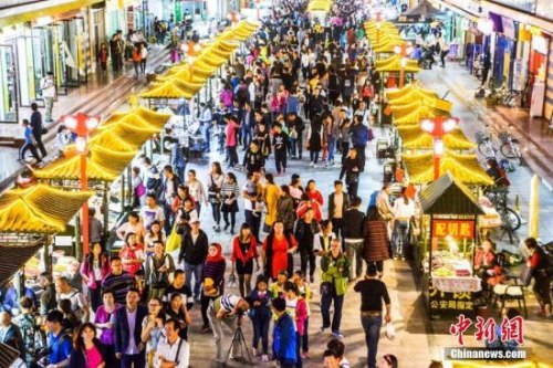 资料图：夜市上游人如织。 王斌银 摄