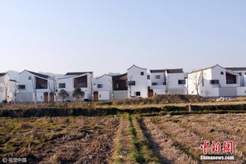 资料图：浙江省富阳区场口镇东梓关村，一幢幢独具江南水乡韵味的新农居整齐划一。图片来源：视觉中国