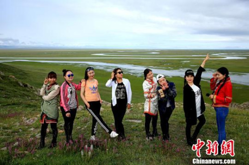 活跃在巴音布鲁克草原上的“天鹅姑娘”导游团队。　刘学强 摄